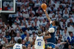 Wolves beat Curry-less Warriors, even series